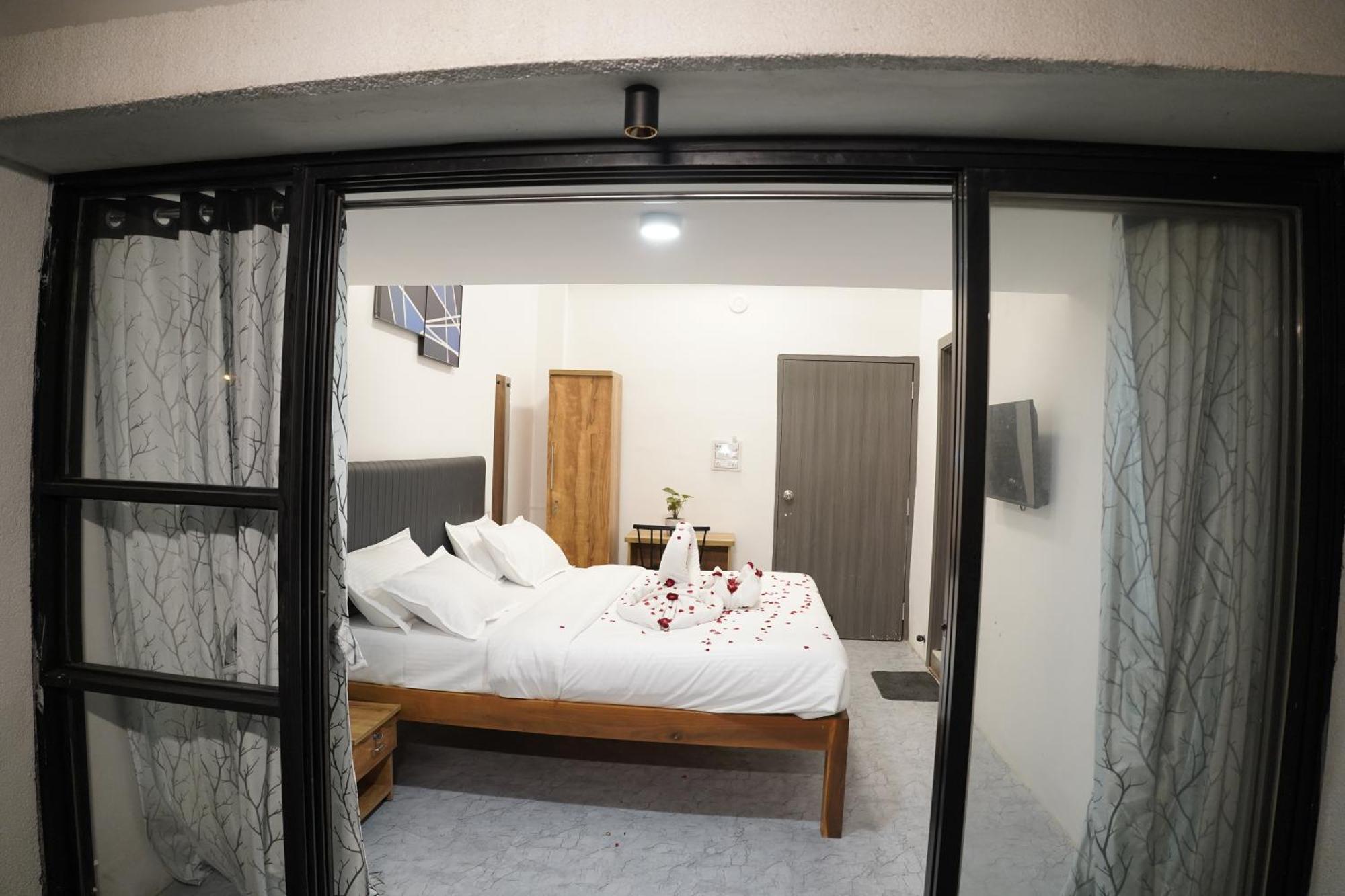 Hotel Royal Accord Surat Dış mekan fotoğraf