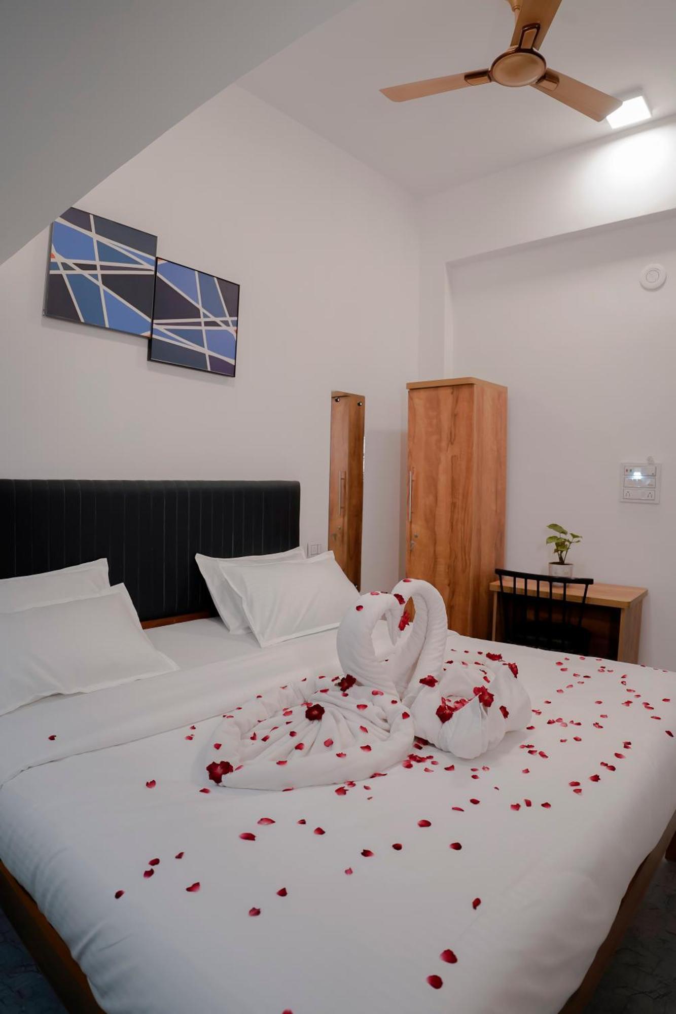 Hotel Royal Accord Surat Dış mekan fotoğraf