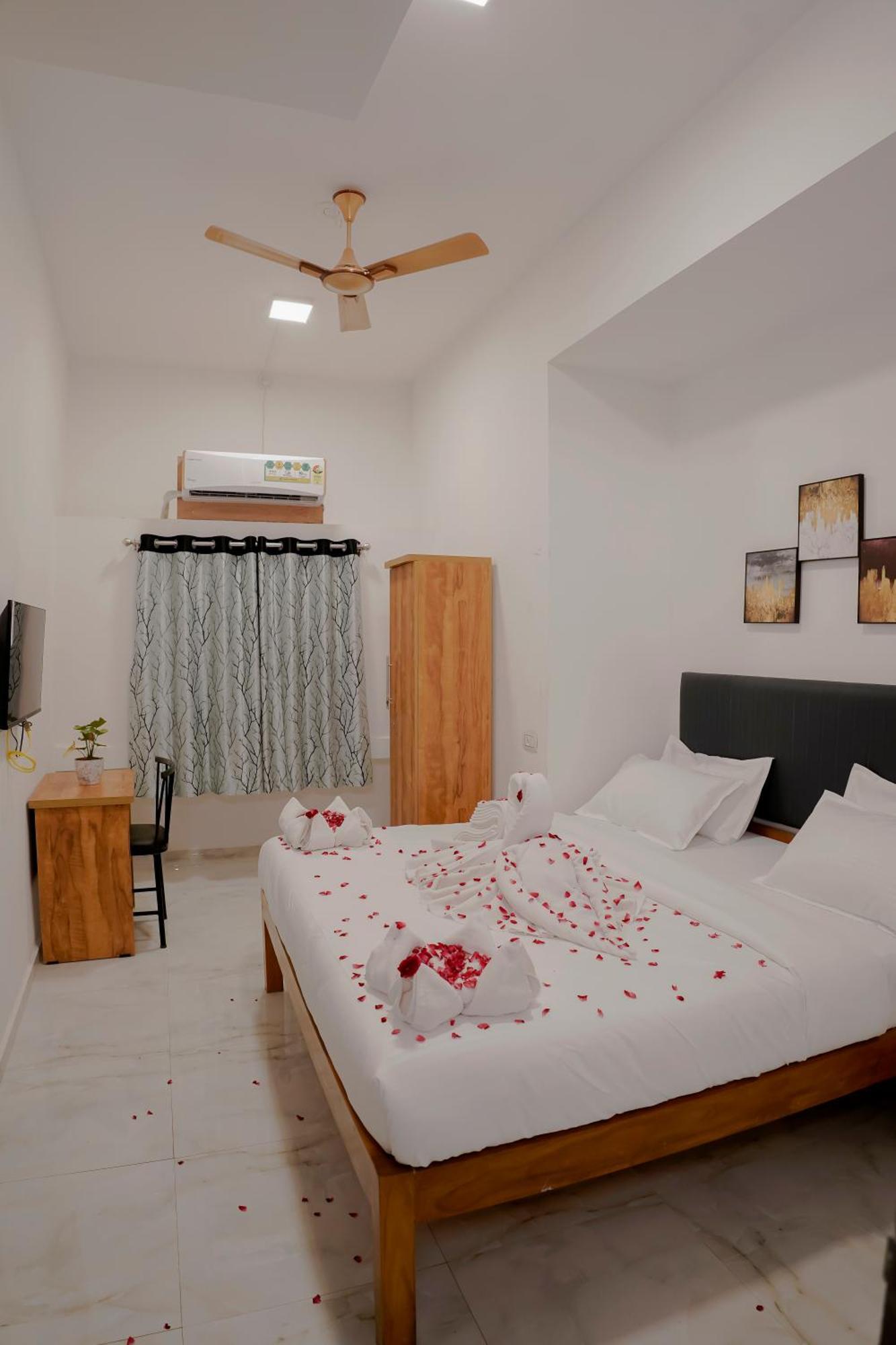 Hotel Royal Accord Surat Dış mekan fotoğraf
