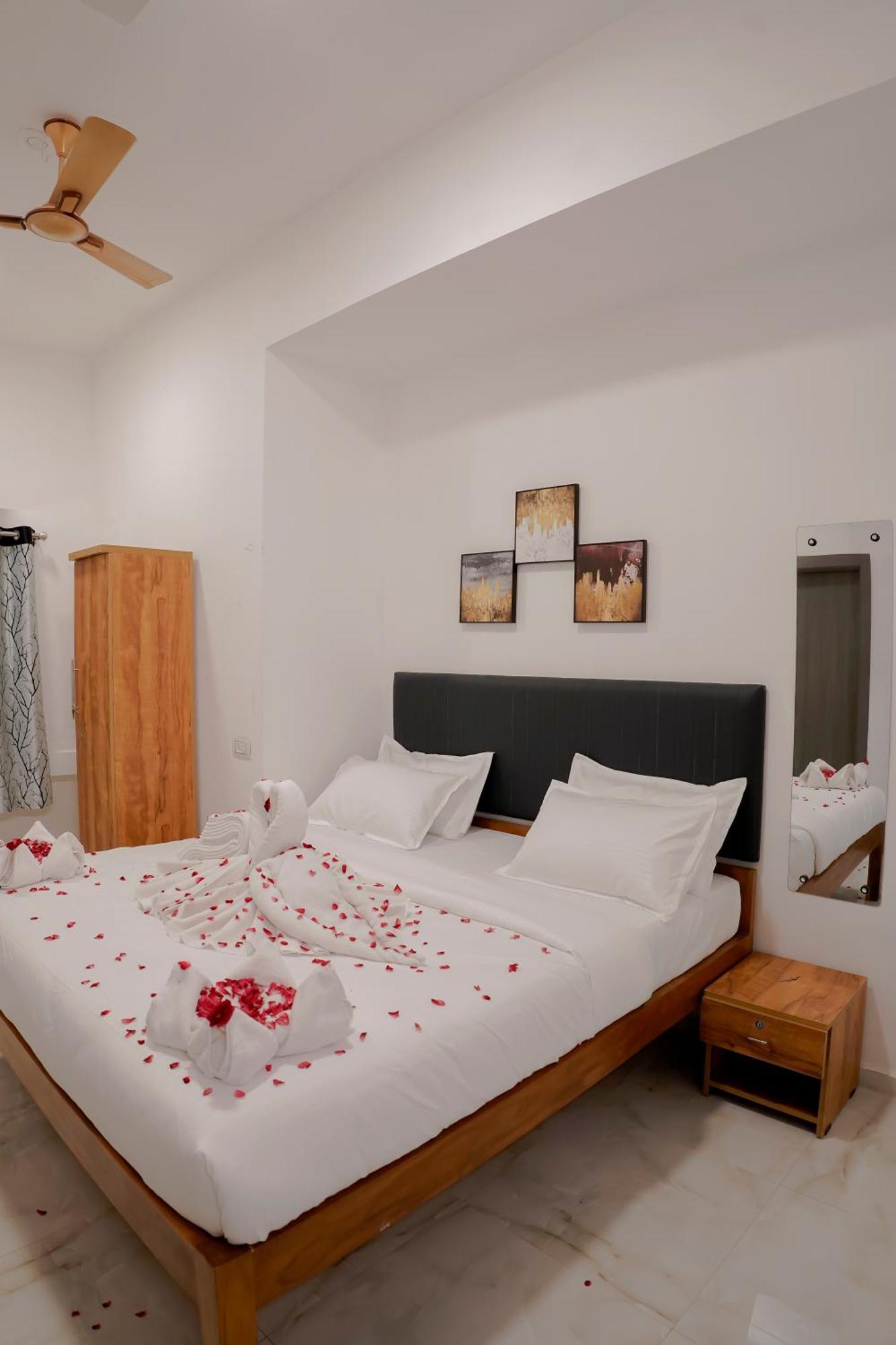 Hotel Royal Accord Surat Dış mekan fotoğraf