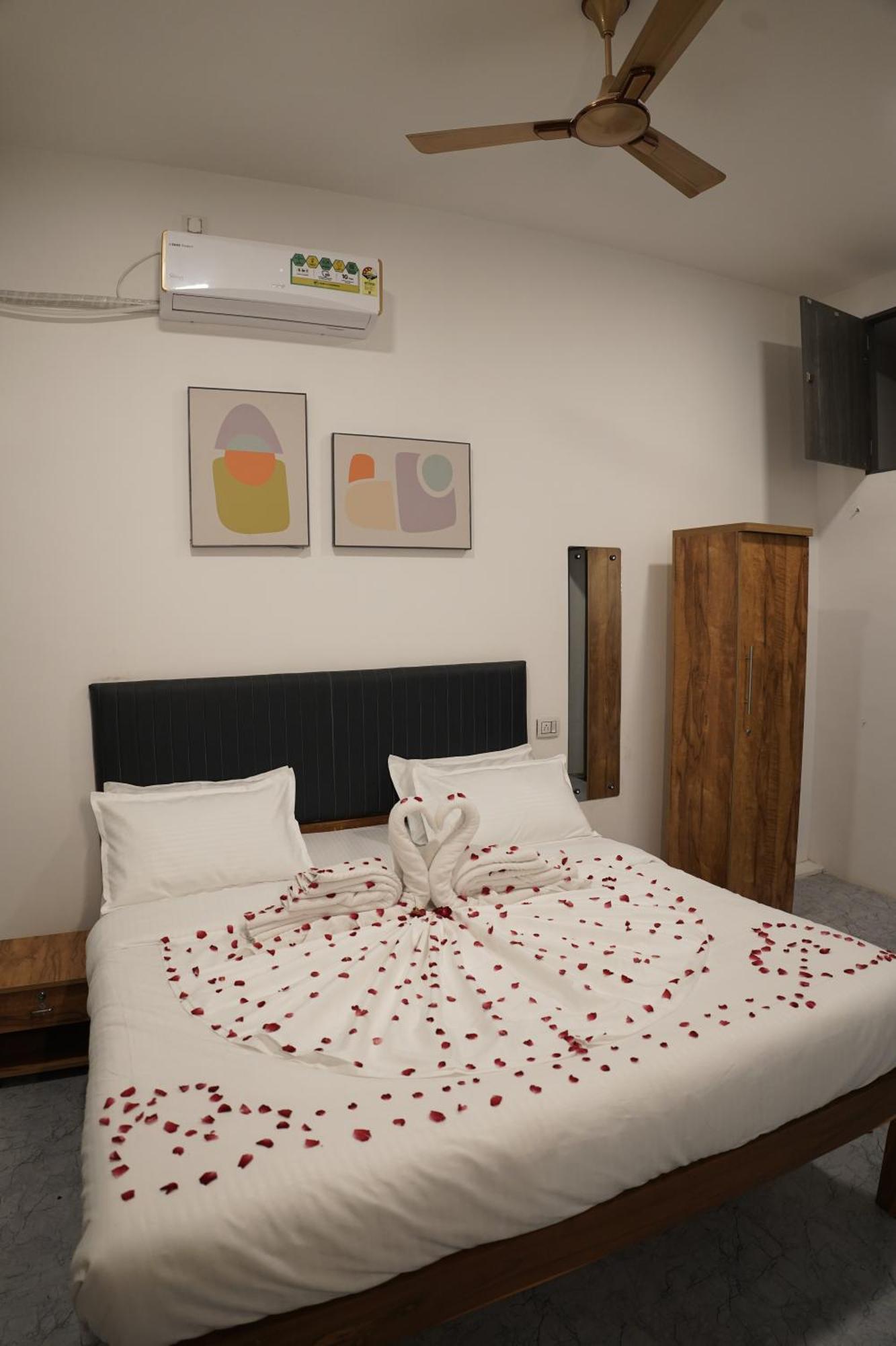 Hotel Royal Accord Surat Dış mekan fotoğraf