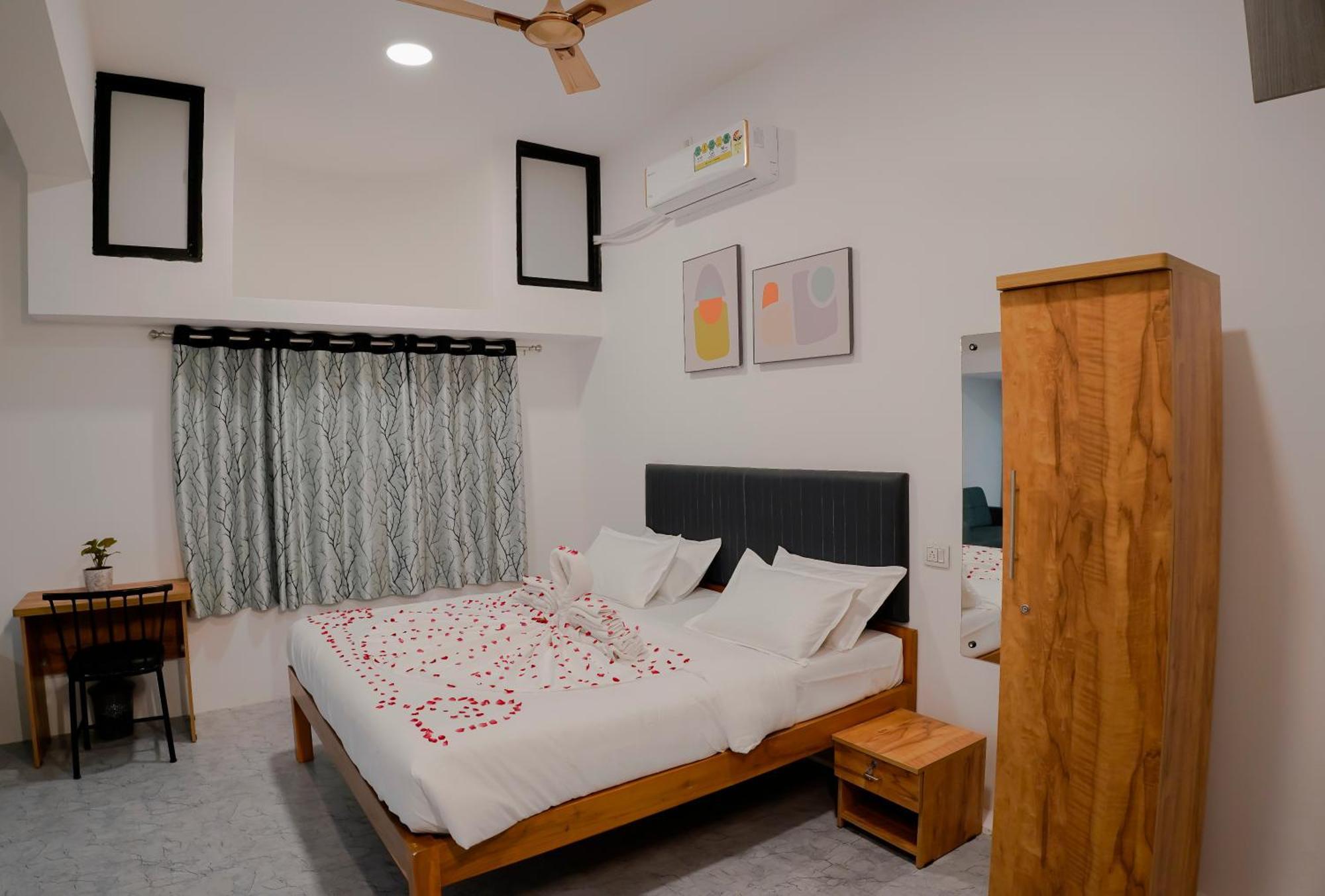 Hotel Royal Accord Surat Dış mekan fotoğraf