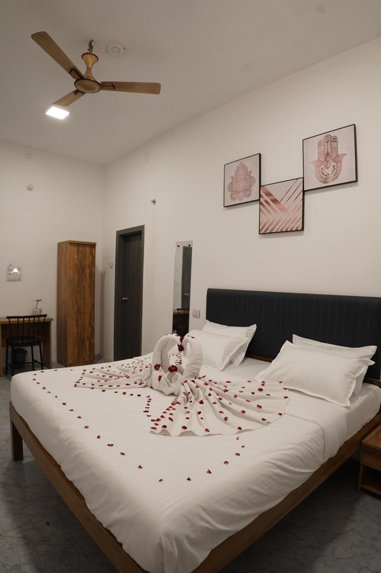 Hotel Royal Accord Surat Dış mekan fotoğraf