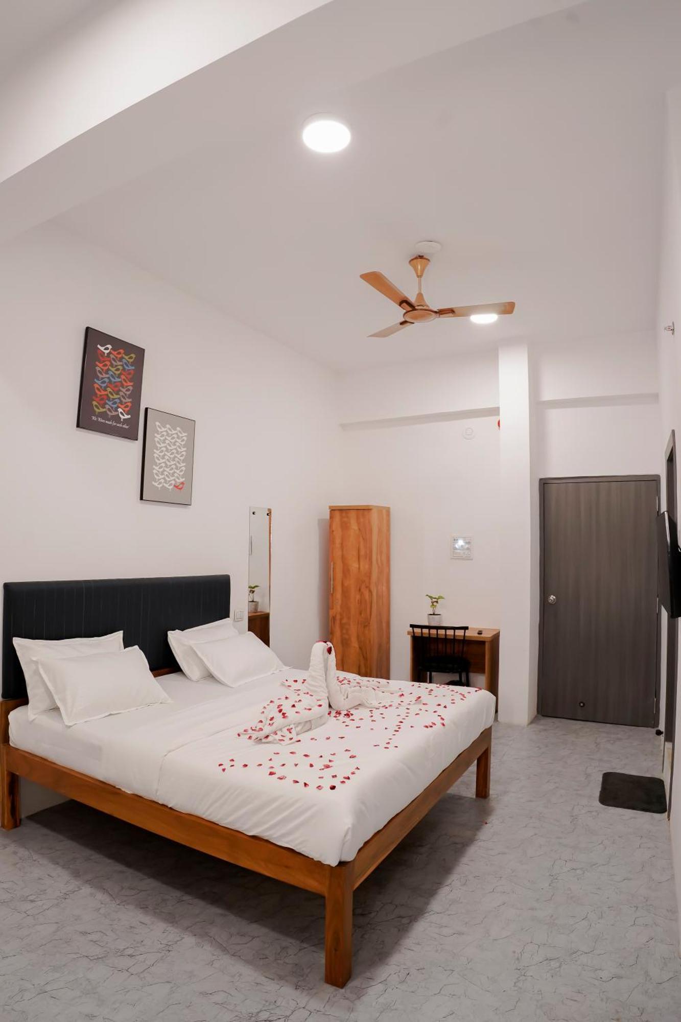 Hotel Royal Accord Surat Dış mekan fotoğraf