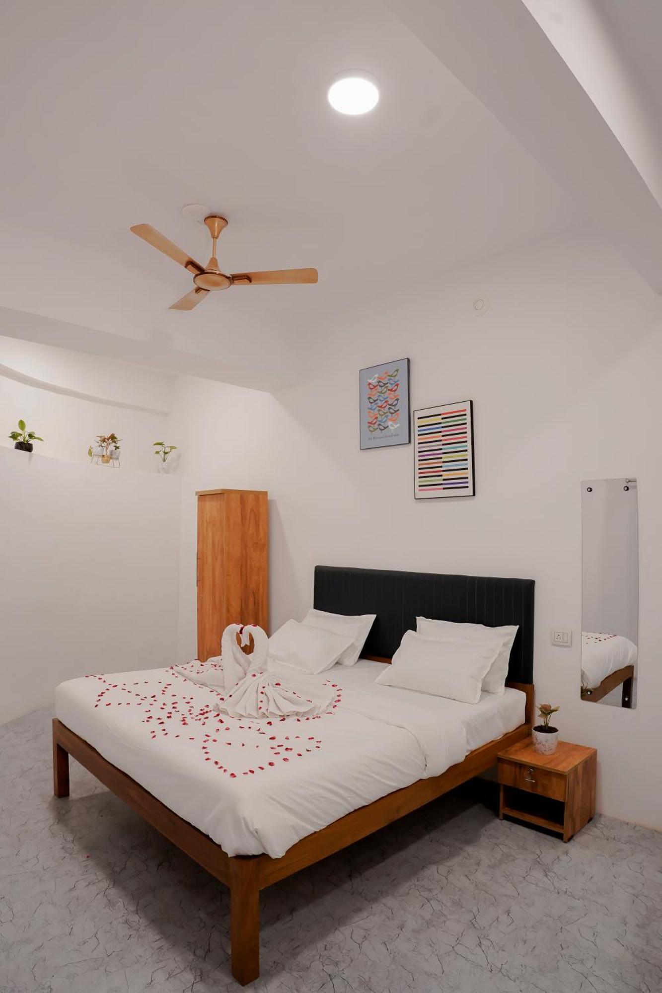 Hotel Royal Accord Surat Dış mekan fotoğraf